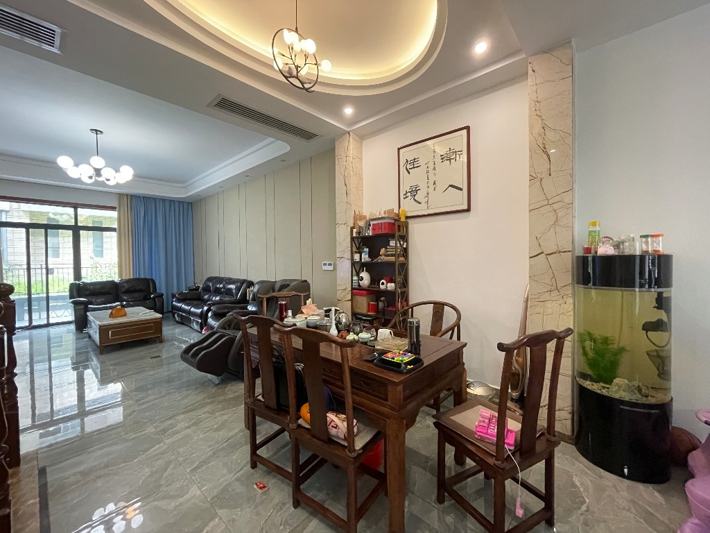 美的城一期 5室3厅1卫 309.0万 美的城一期 5室3厅1卫 309.0万客厅