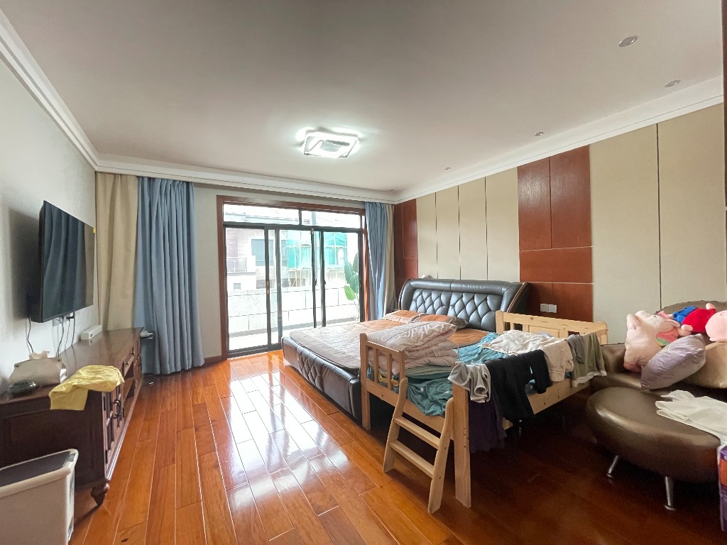 美的城一期 5室3厅1卫 309.0万 美的城一期 5室3厅1卫 309.0万客厅