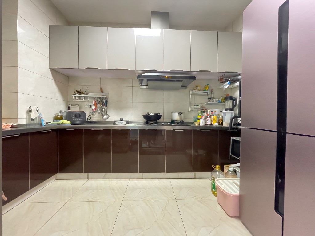 美的城一期 5室3厅1卫 309.0万 美的城一期 5室3厅1卫 309.0万客厅