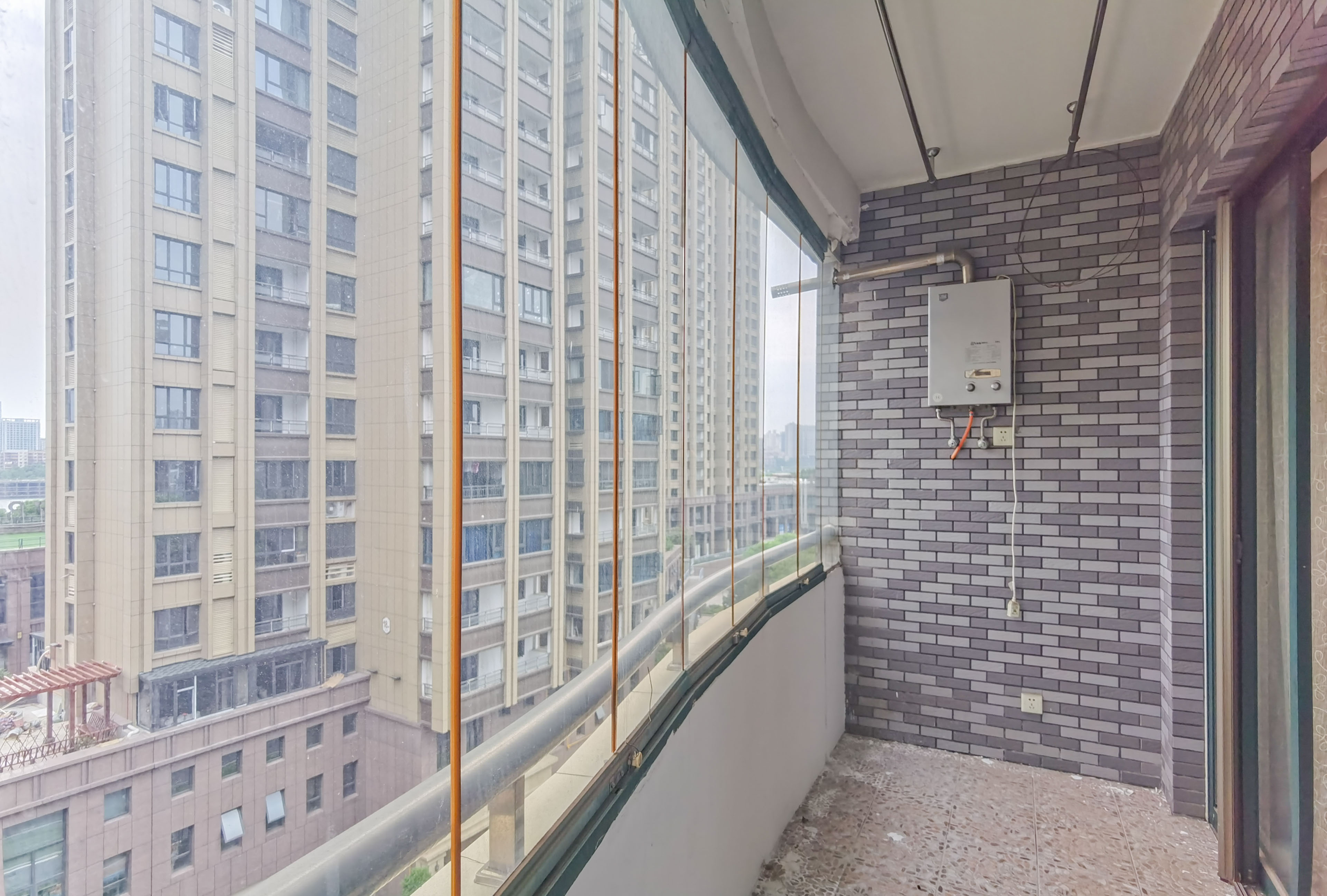 海创明珠花园 4室2厅2卫 90.0万 海创明珠花园 4室2厅2卫 90.0万客厅