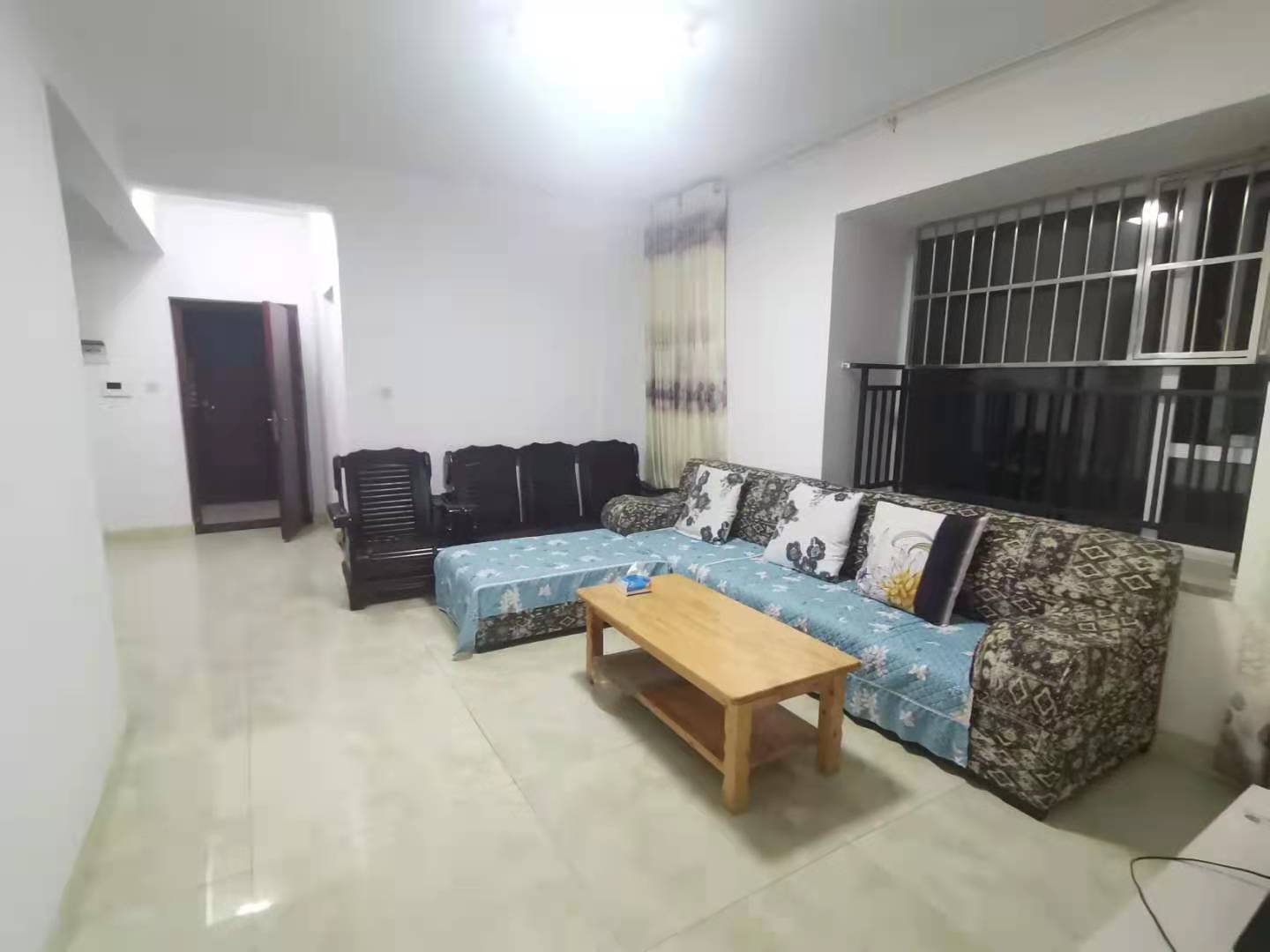 南湖春天  2室1厅1卫    2000.0元/月 南湖春天  2室1厅1卫    2000.0元/月