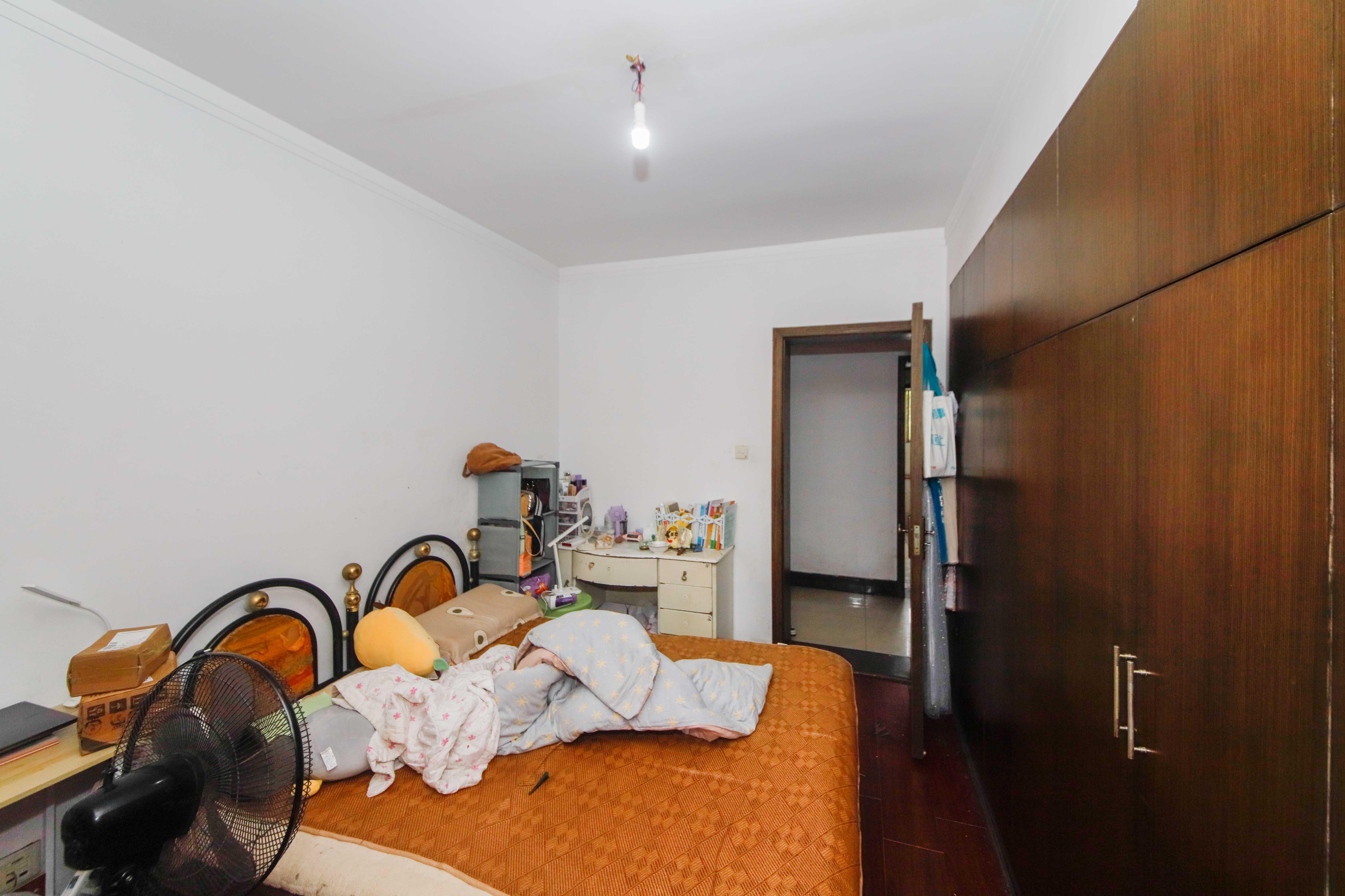 涉外花園  4室2廳2衛(wèi)    105.0萬陽臺