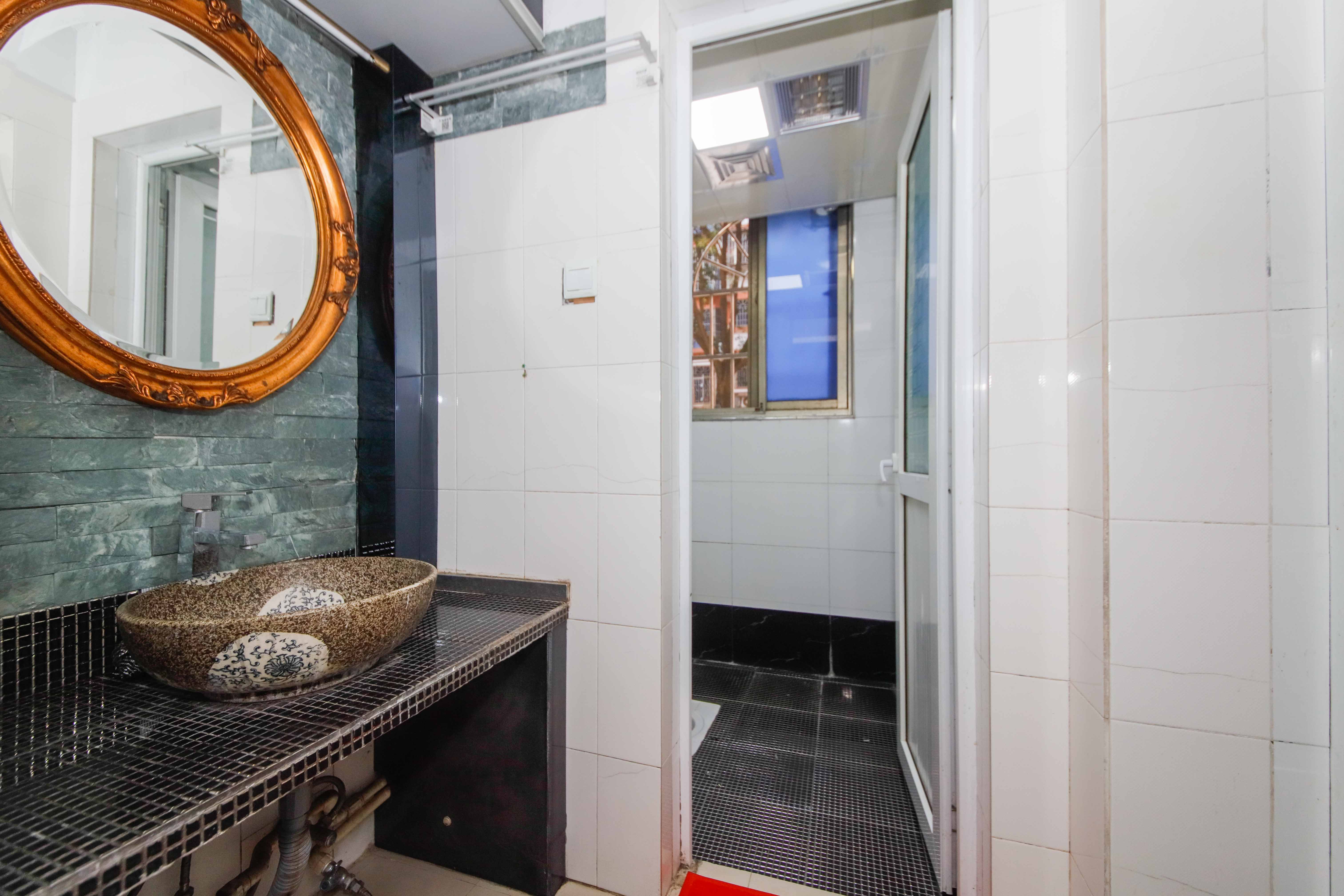 阳明山庄  3室2厅2卫    90.0万卫生间