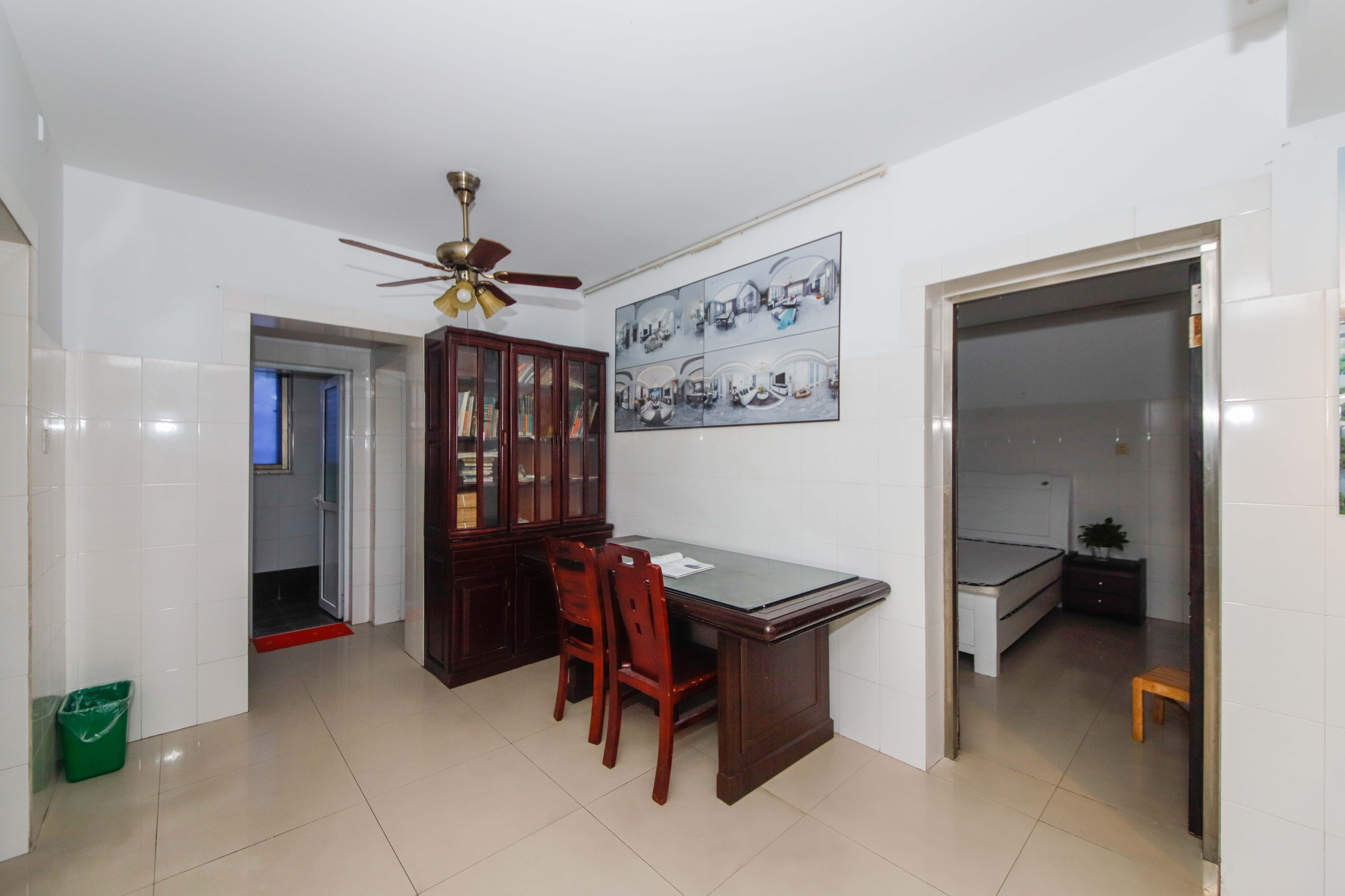 阳明山庄  3室2厅2卫    90.0万客厅