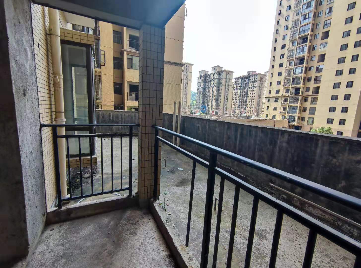 吉星金融广场(牡丹园) 4室2厅2卫 72.8万 吉星金融广场(牡丹园) 4室2厅2卫 72.8万阳台