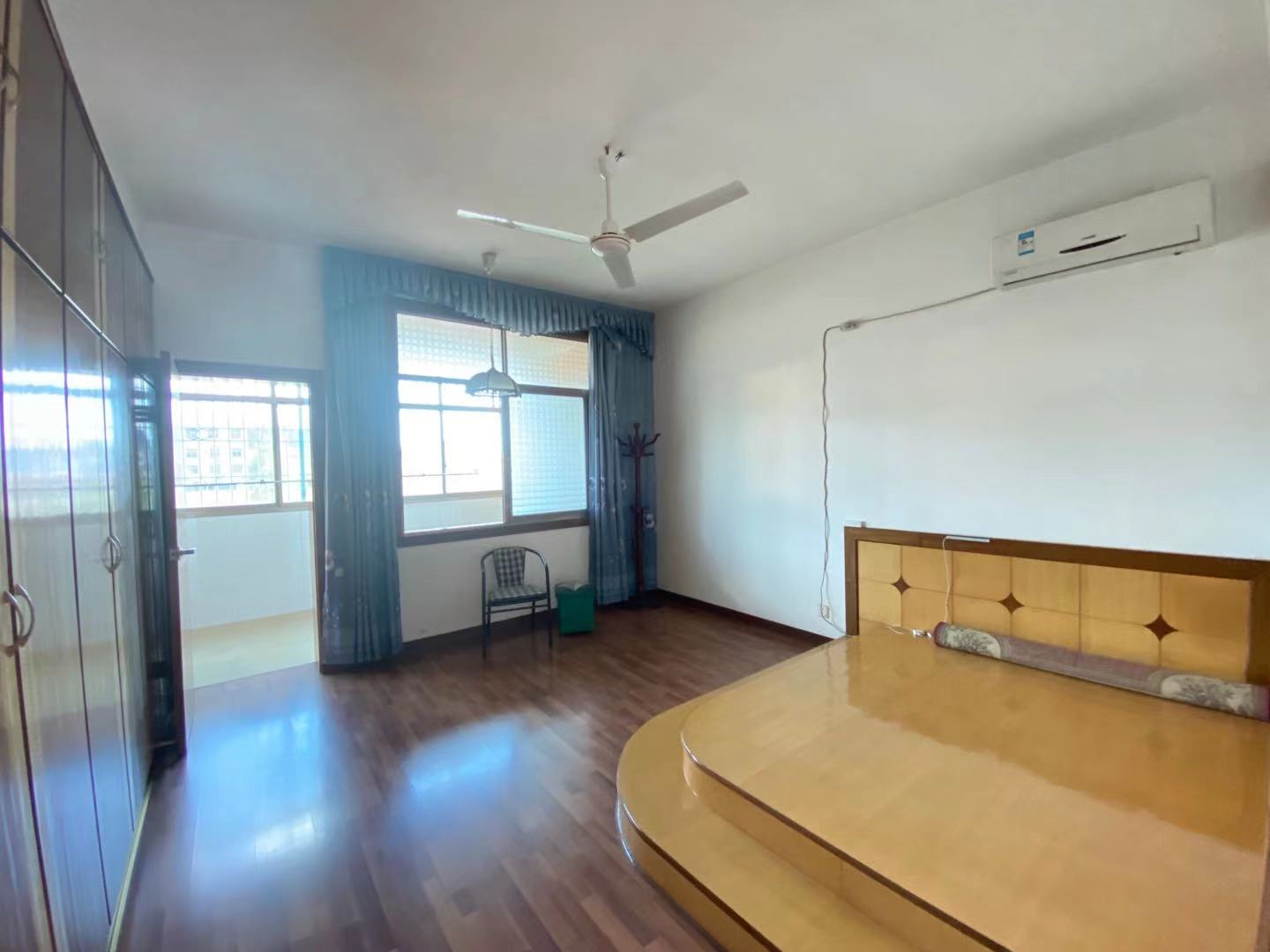 物价局家属楼 4室2厅1卫 65.8万 物价局家属楼 4室2厅1卫 65.8万卧室