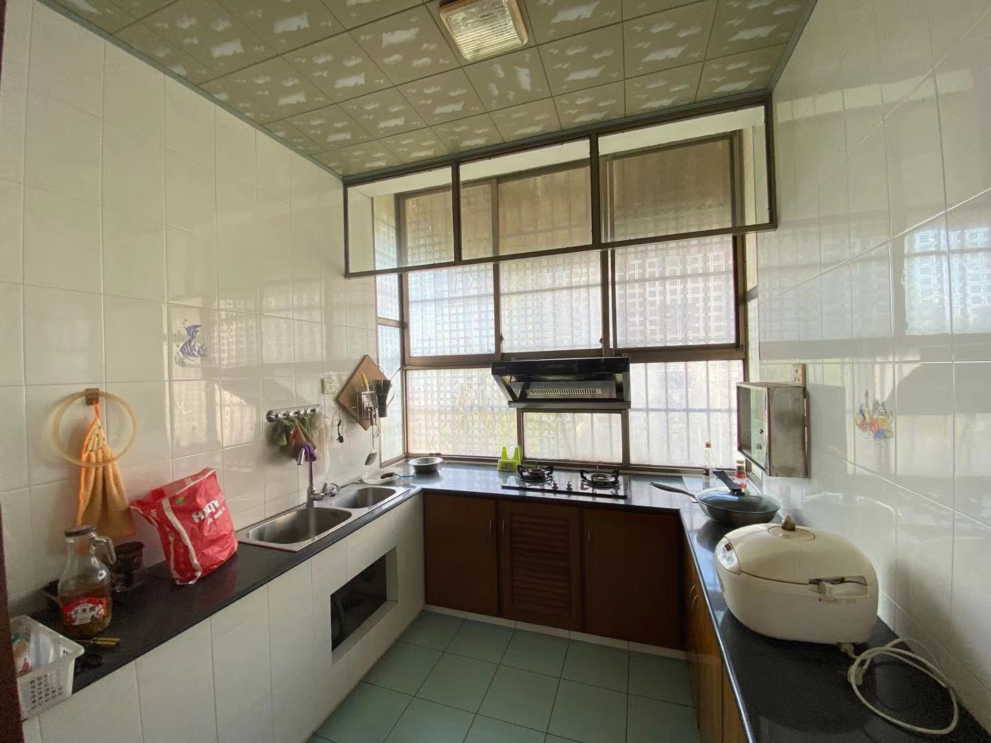 物价局家属楼 4室2厅1卫 65.8万 物价局家属楼 4室2厅1卫 65.8万厨房