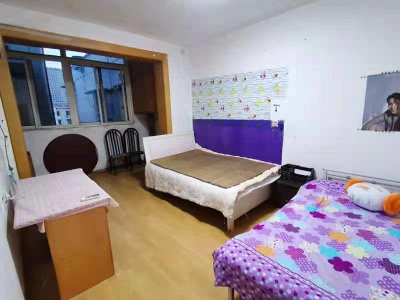 喬莊社區(qū)  3室1廳1衛(wèi)    1800.0元/月室內圖1