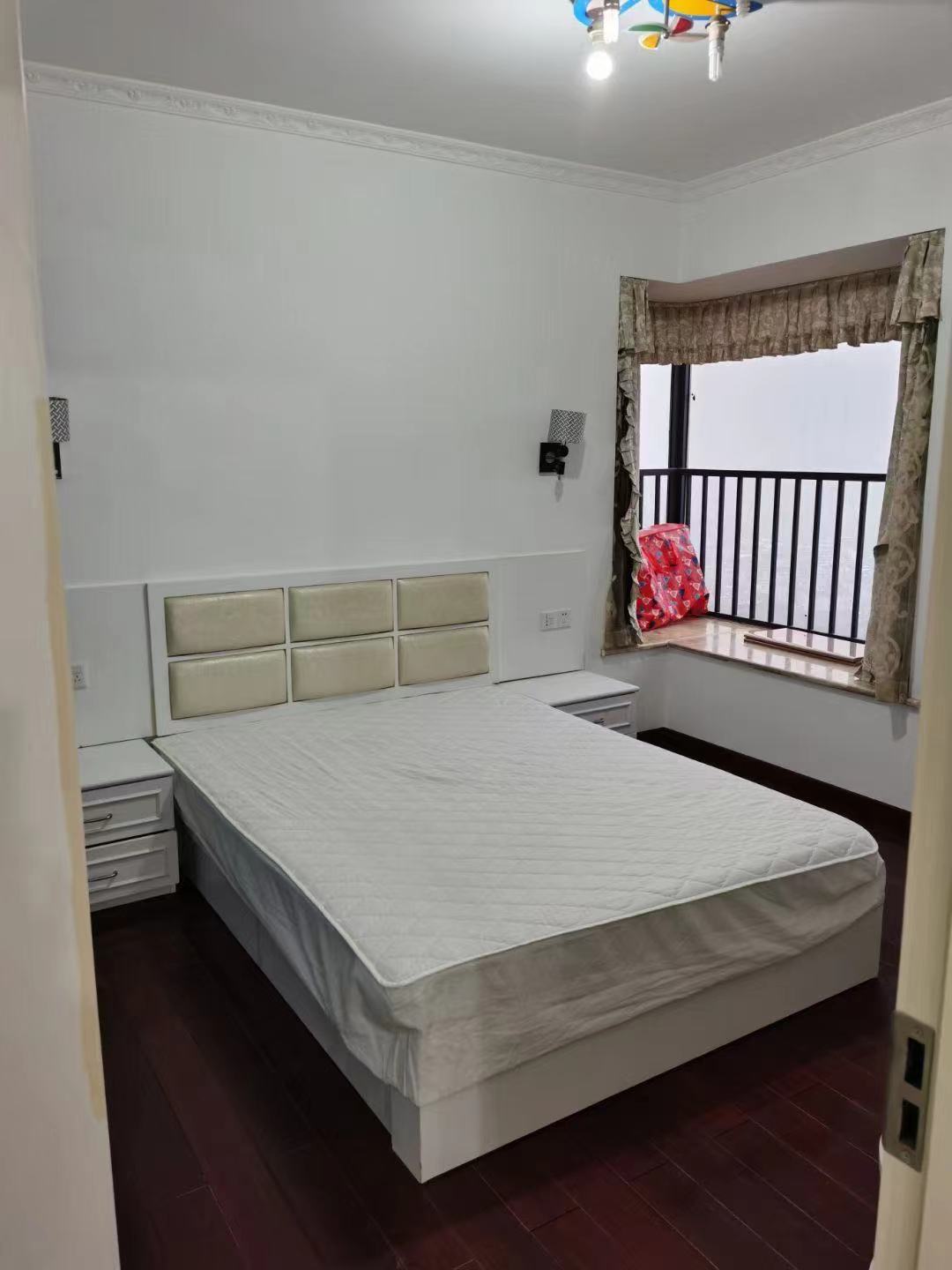 巴陵壹号 3室2厅2卫 2400.0元/月 巴陵壹号 3室2厅2卫 2400.0元/月室内图