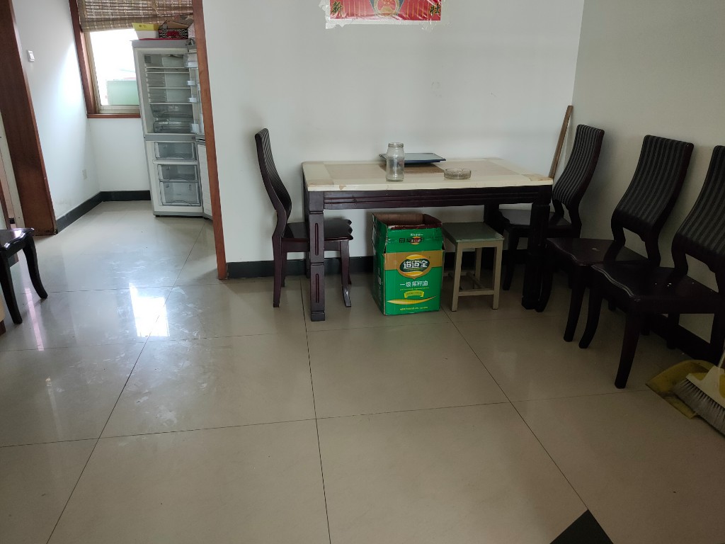 政华新村 3室2厅1卫 56.8万 政华新村 3室2厅1卫 56.8万客厅