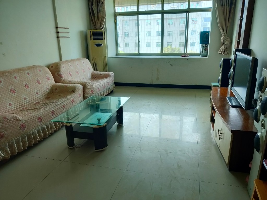 政华新村 3室2厅1卫 56.8万 政华新村 3室2厅1卫 56.8万客厅