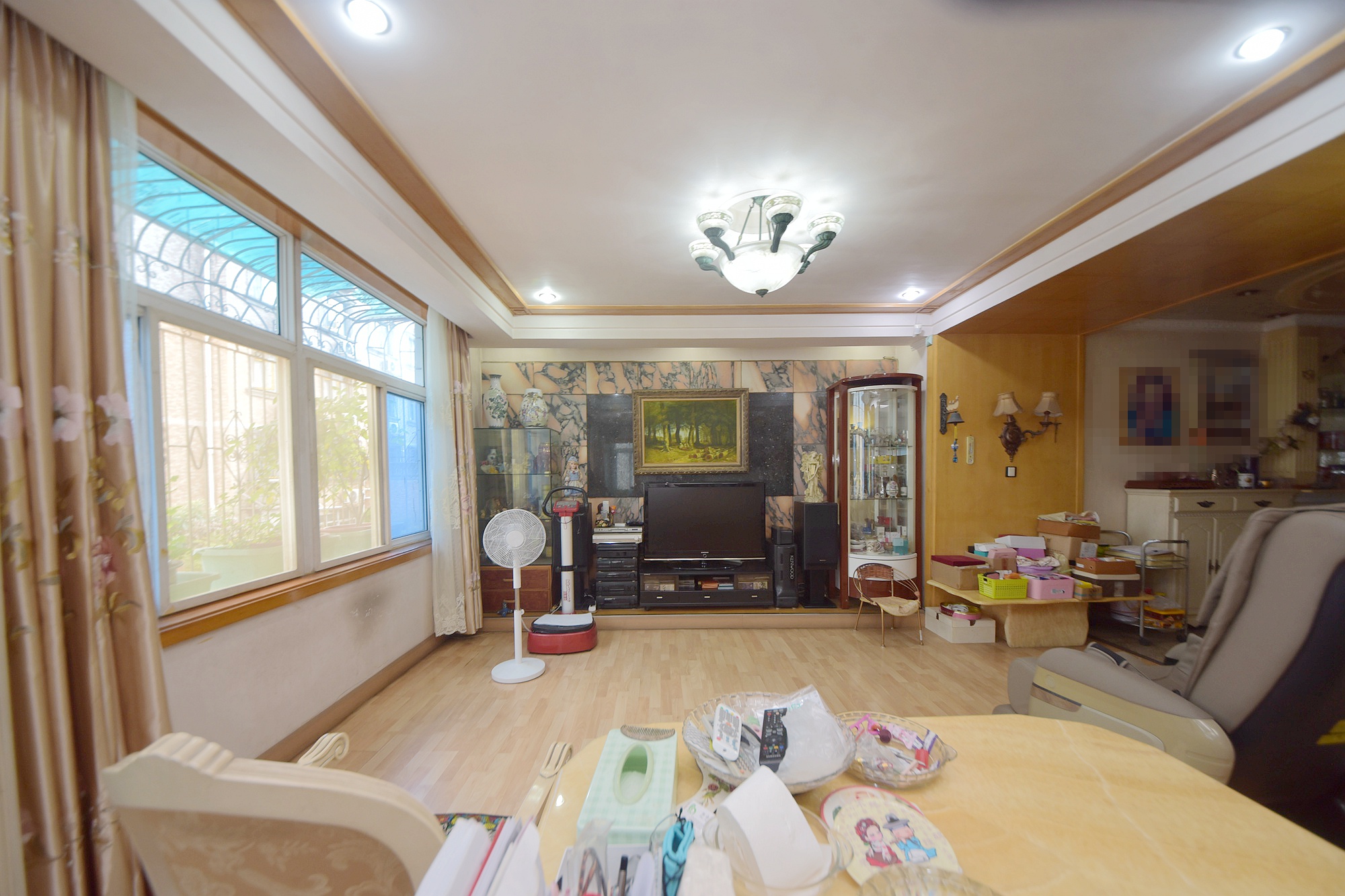 红旗社区  4室2厅2卫   129.00万客厅