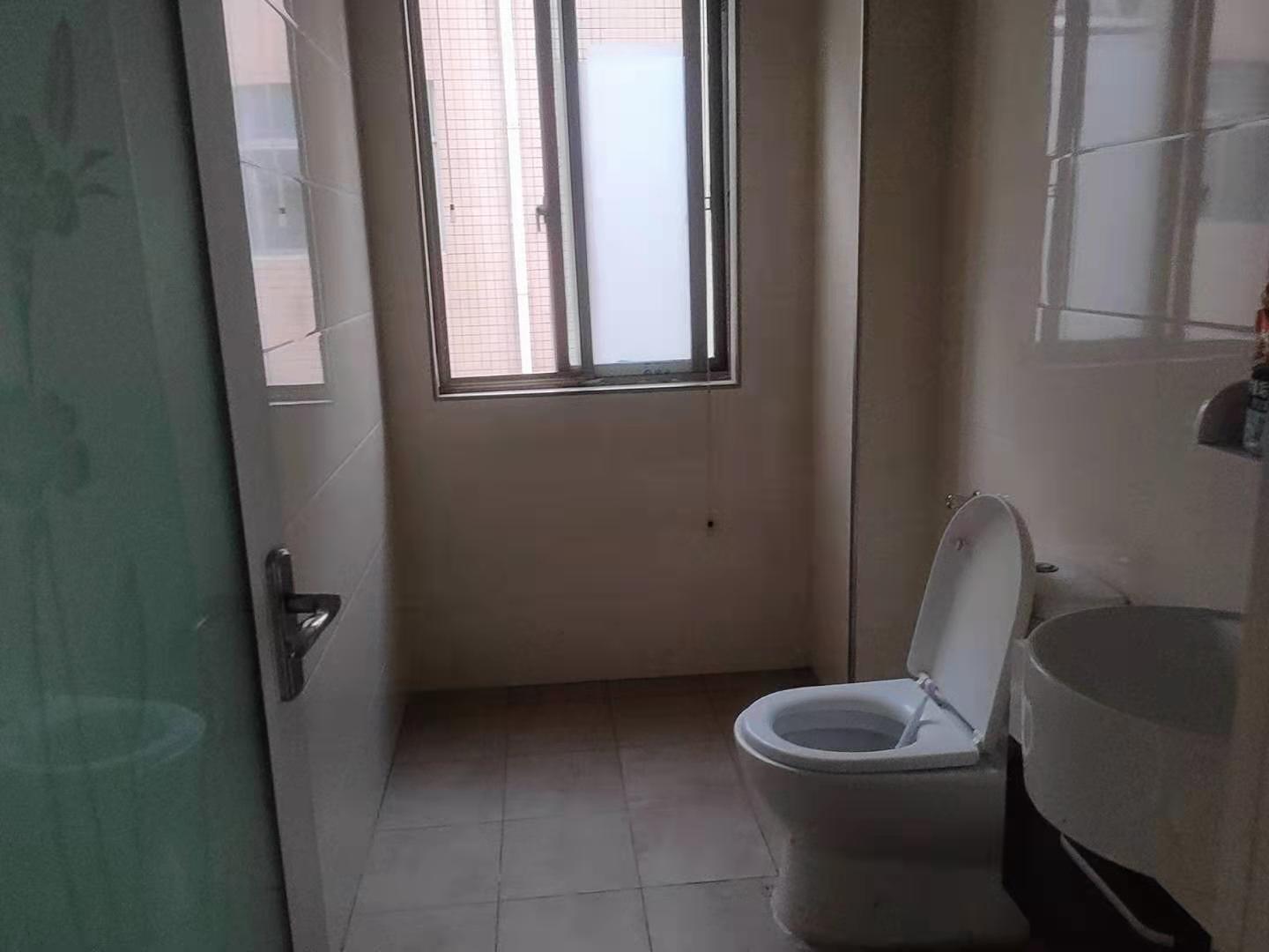 华天壹号公馆  3室1厅1卫    2300.0元/月 华天壹号公馆  3室1厅1卫    2300.0元/月室内图