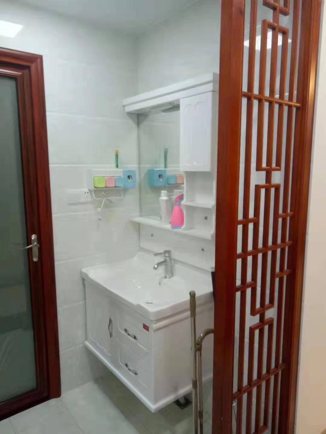 庐山一号  3室2厅2卫    88.0万客厅