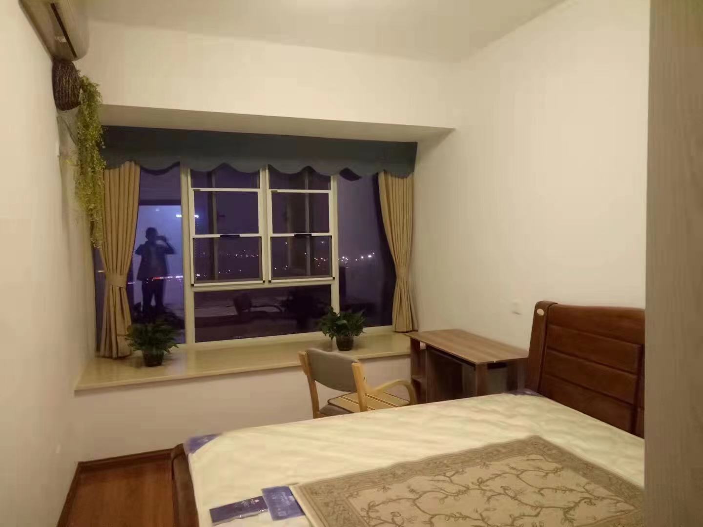 庐山一号  3室2厅2卫    88.0万客厅