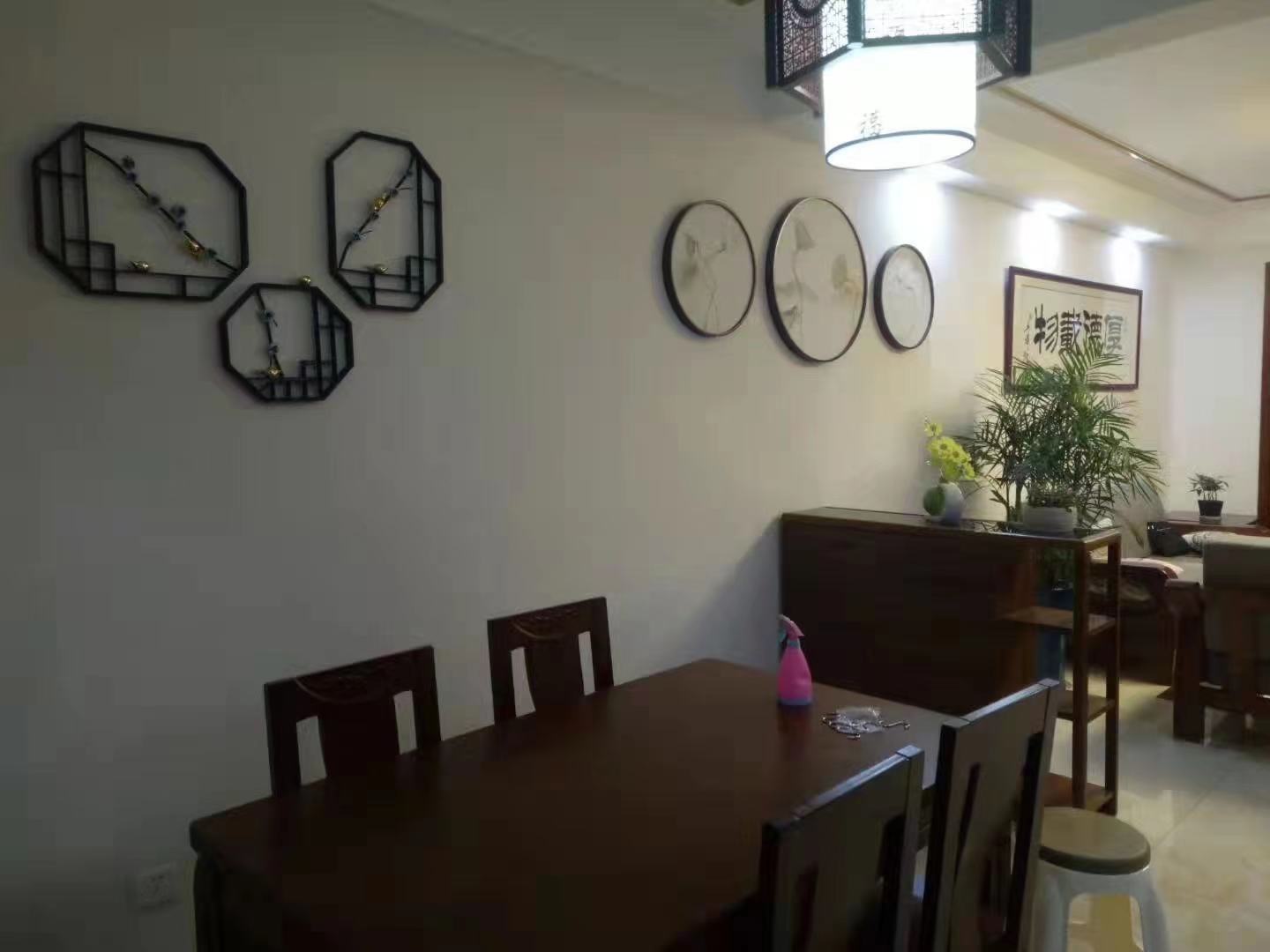 庐山一号  3室2厅2卫    88.0万客厅