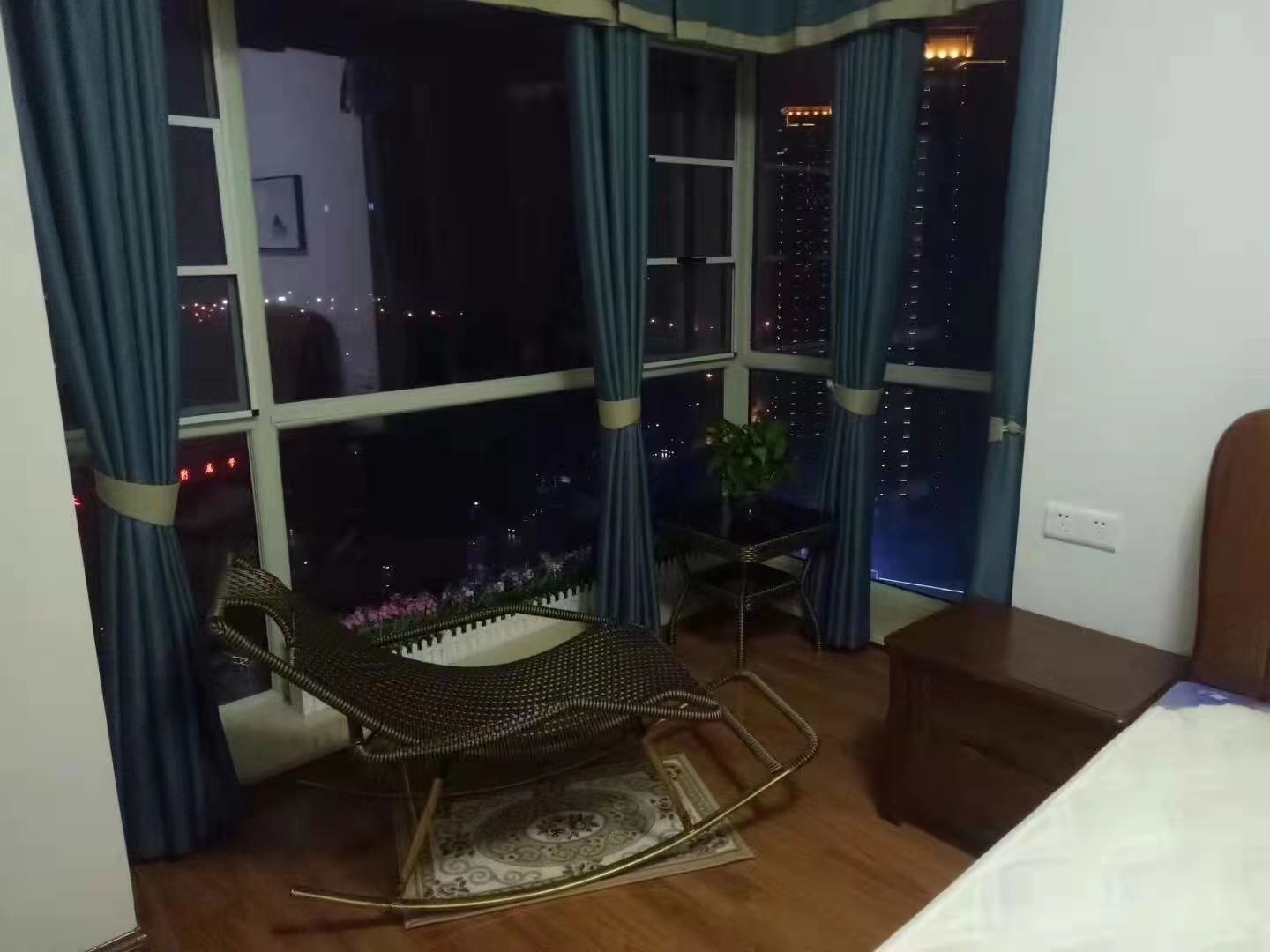 庐山一号  3室2厅2卫    88.0万客厅