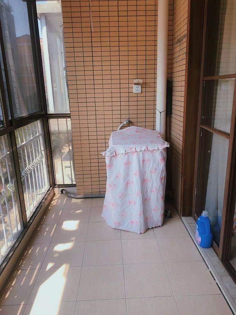 湘银小区 3室2厅2卫 1900.0元/月 湘银小区 3室2厅2卫 1900.0元/月室内图