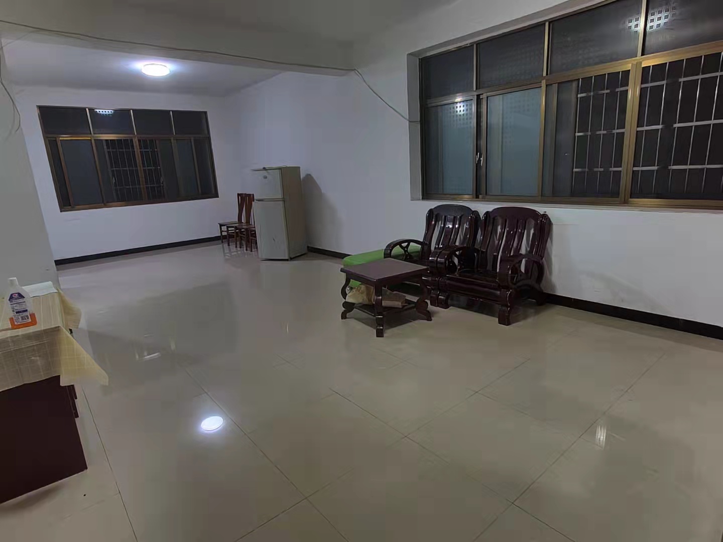 秀峰新村  2室2厅1卫    600.0元/月 秀峰新村  2室2厅1卫    600.0元/月室内图