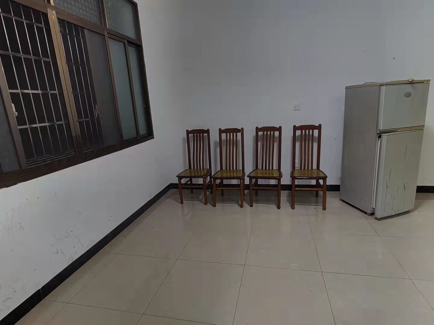 秀峰新村  2室2厅1卫    600.0元/月 秀峰新村  2室2厅1卫    600.0元/月室内图