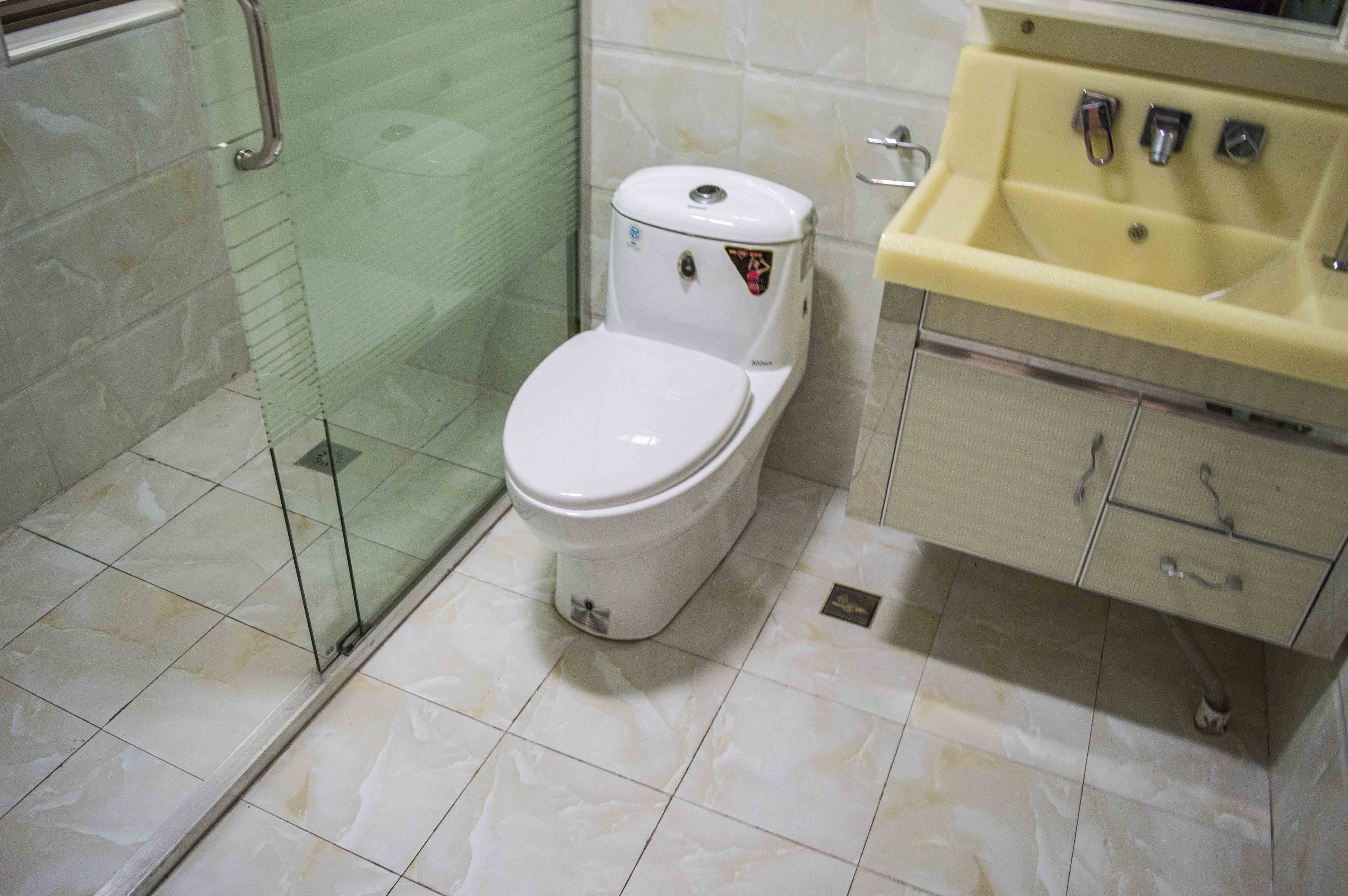 精锐华府(精锐华庭) 3室2厅2卫 68.8万 精锐华府(精锐华庭) 3室2厅2卫 68.8万客厅