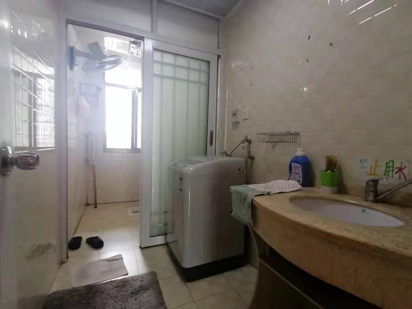 大渡口供销社家属楼 3室2厅2卫 54.0万 大渡口供销社家属楼 3室2厅2卫 54.0万客厅