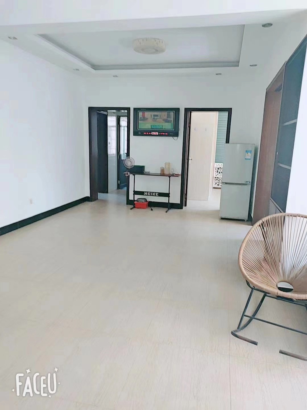 步行街小区  3室2厅2卫   59.00万客厅