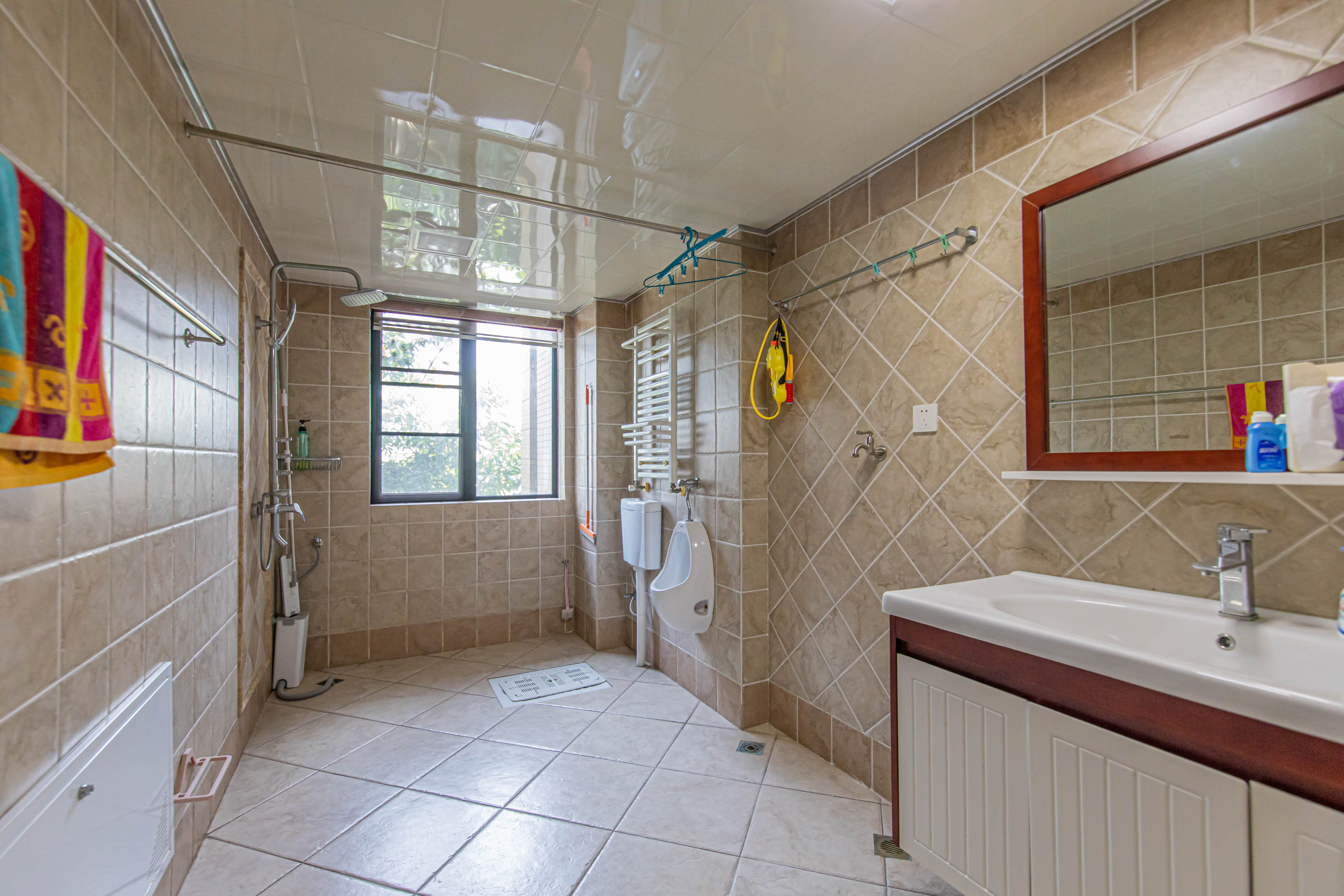 松雅湖金岸  3室2厅2卫    125.0万卫生间