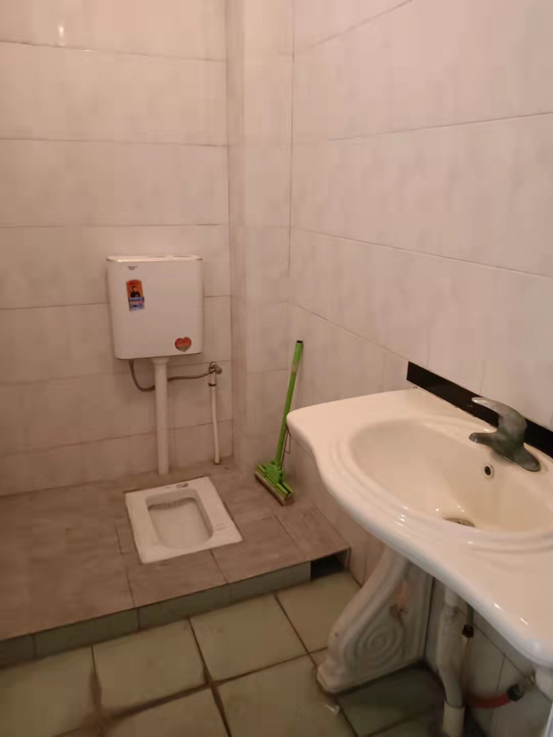 华湘花苑 3室2厅2卫 1500.00元/月 华湘花苑 3室2厅2卫 1500.00元/月室内图