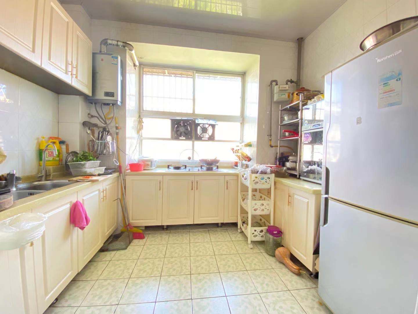 电信小区泰山花园 4室2厅1卫 85.0万 电信小区泰山花园 4室2厅1卫 85.0万客厅