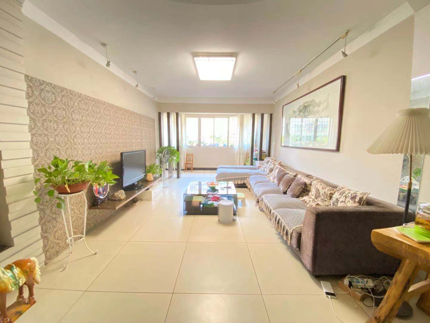 电信小区泰山花园 4室2厅1卫 85.0万 电信小区泰山花园 4室2厅1卫 85.0万客厅