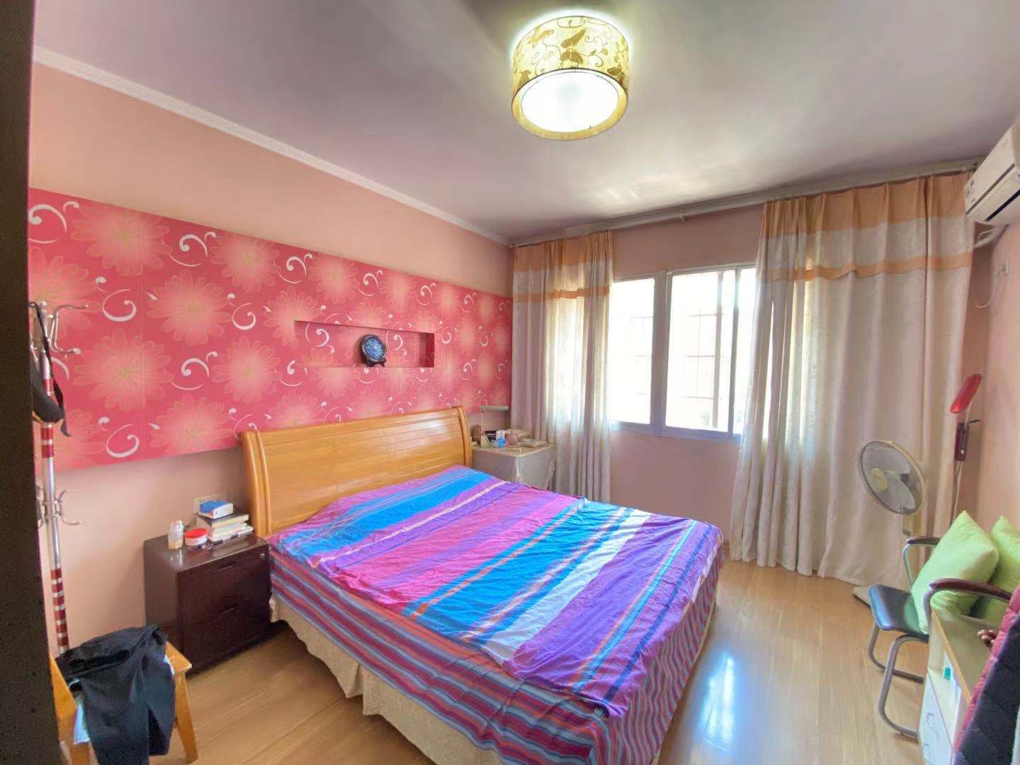 电信小区泰山花园 4室2厅1卫 85.0万 电信小区泰山花园 4室2厅1卫 85.0万客厅