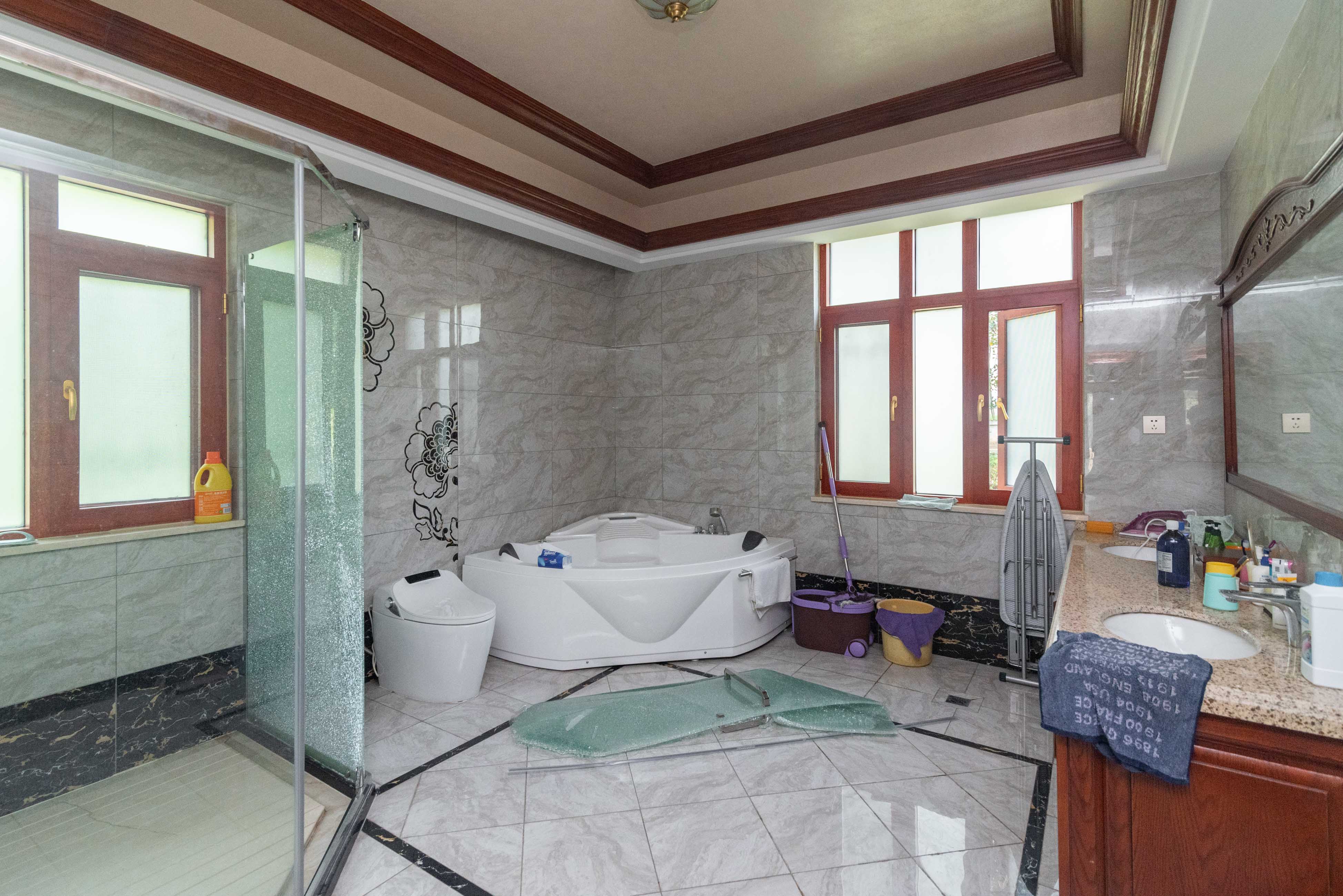 洪山翠园 10室4厅9卫 2680.0万 洪山翠园 10室4厅9卫 2680.0万卫生间