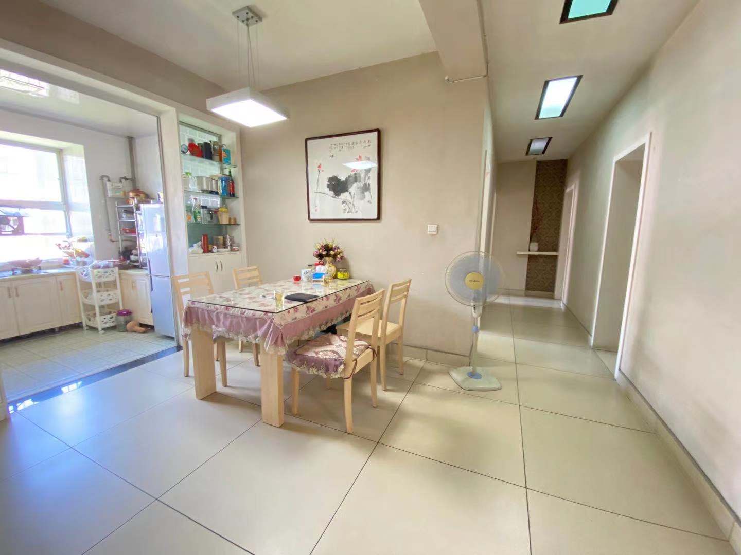 电信小区泰山花园 4室2厅1卫 85.0万 电信小区泰山花园 4室2厅1卫 85.0万客厅