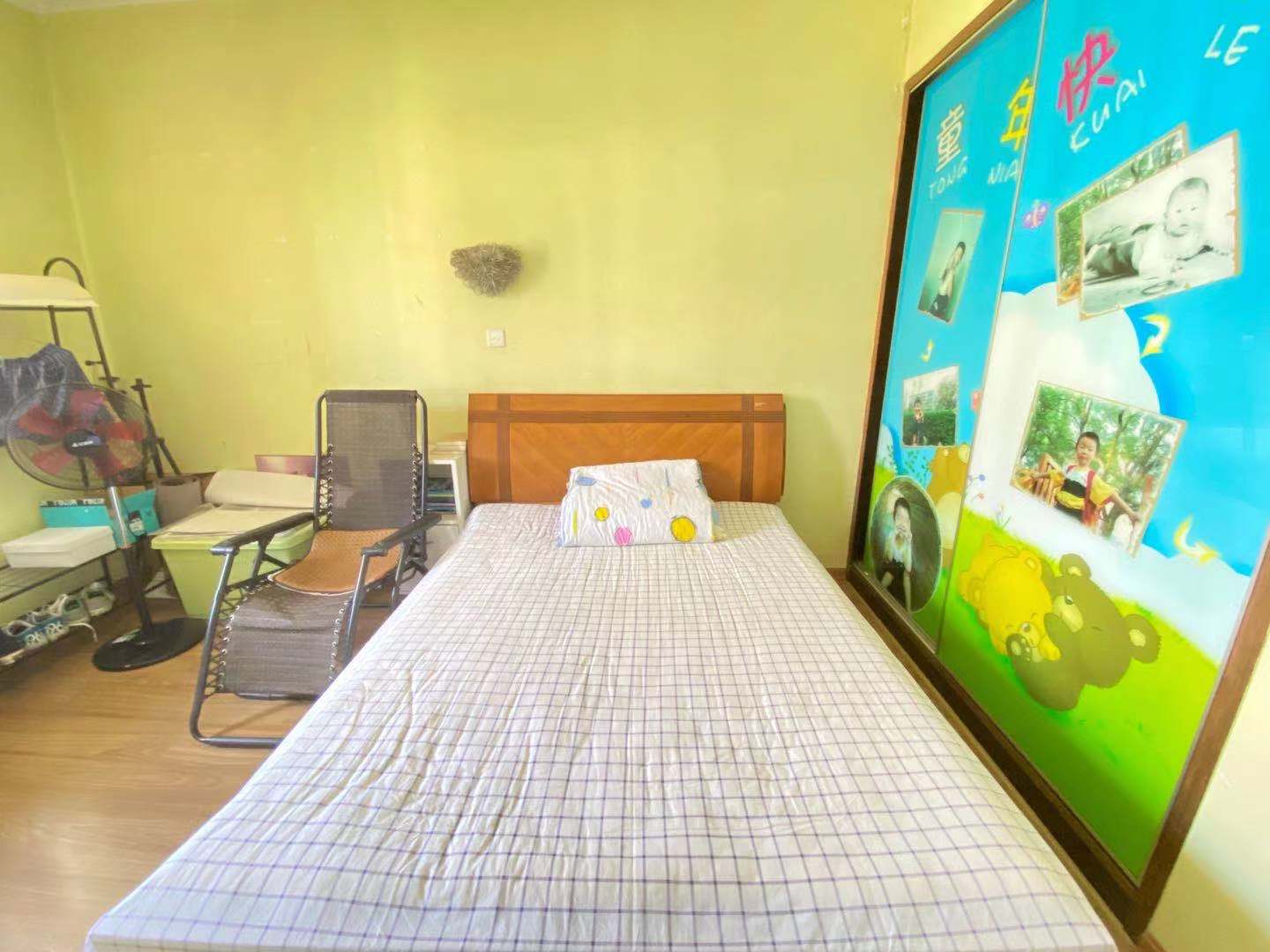 电信小区泰山花园 4室2厅1卫 85.0万 电信小区泰山花园 4室2厅1卫 85.0万客厅