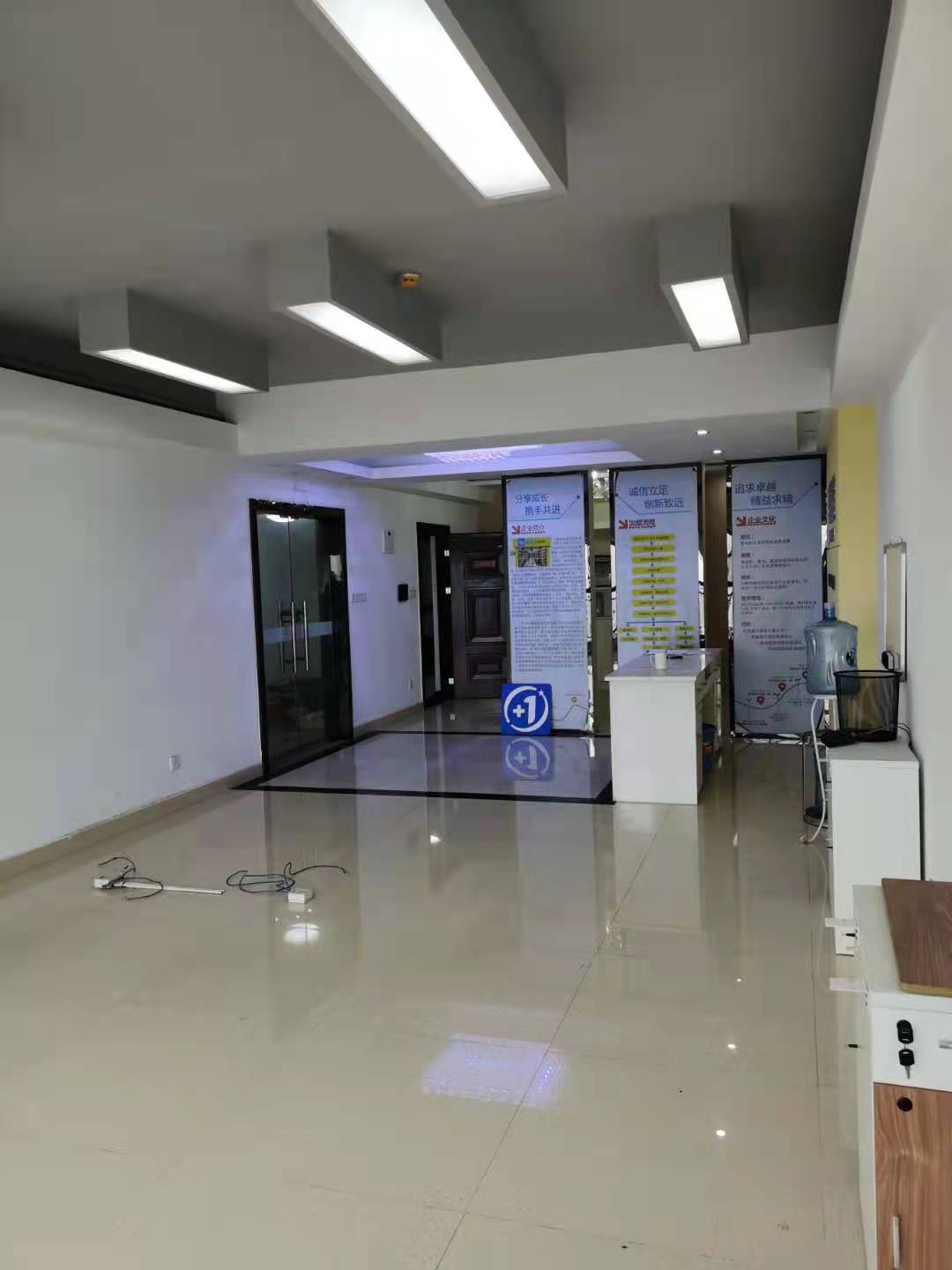 银泰财富广场 2室1厅1卫 2000.0元/月 银泰财富广场 2室1厅1卫 2000.0元/月室内图