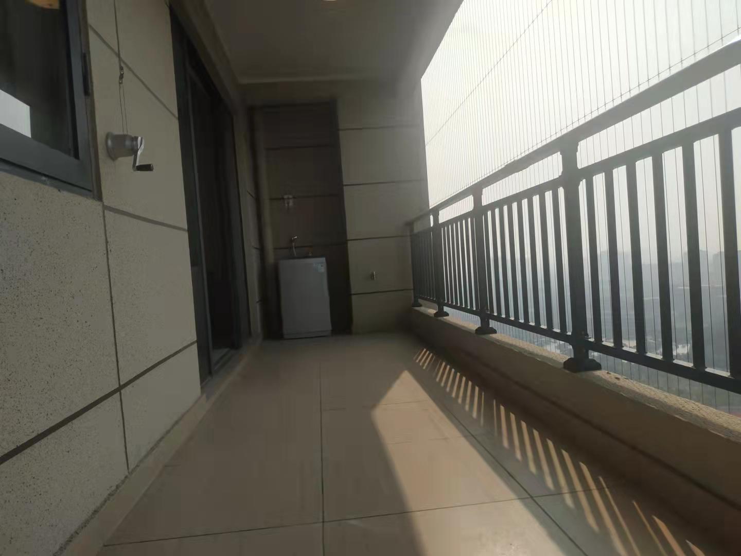 碧桂园梓山府 3室2厅2卫 2400.0元/月 碧桂园梓山府 3室2厅2卫 2400.0元/月室内图