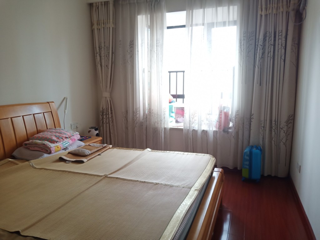 康桥美郡  3室2厅1卫   83.80万客厅