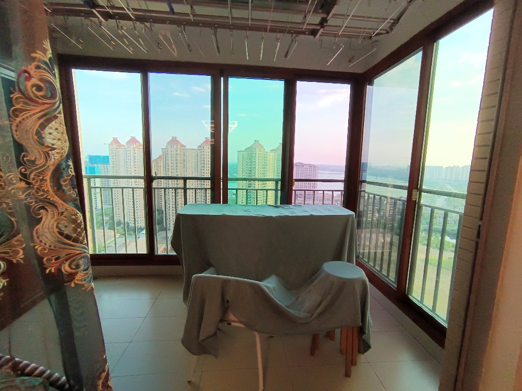 晋合湘水湾三期 4室1厅2卫 155.0万 晋合湘水湾三期 4室1厅2卫 155.0万客厅