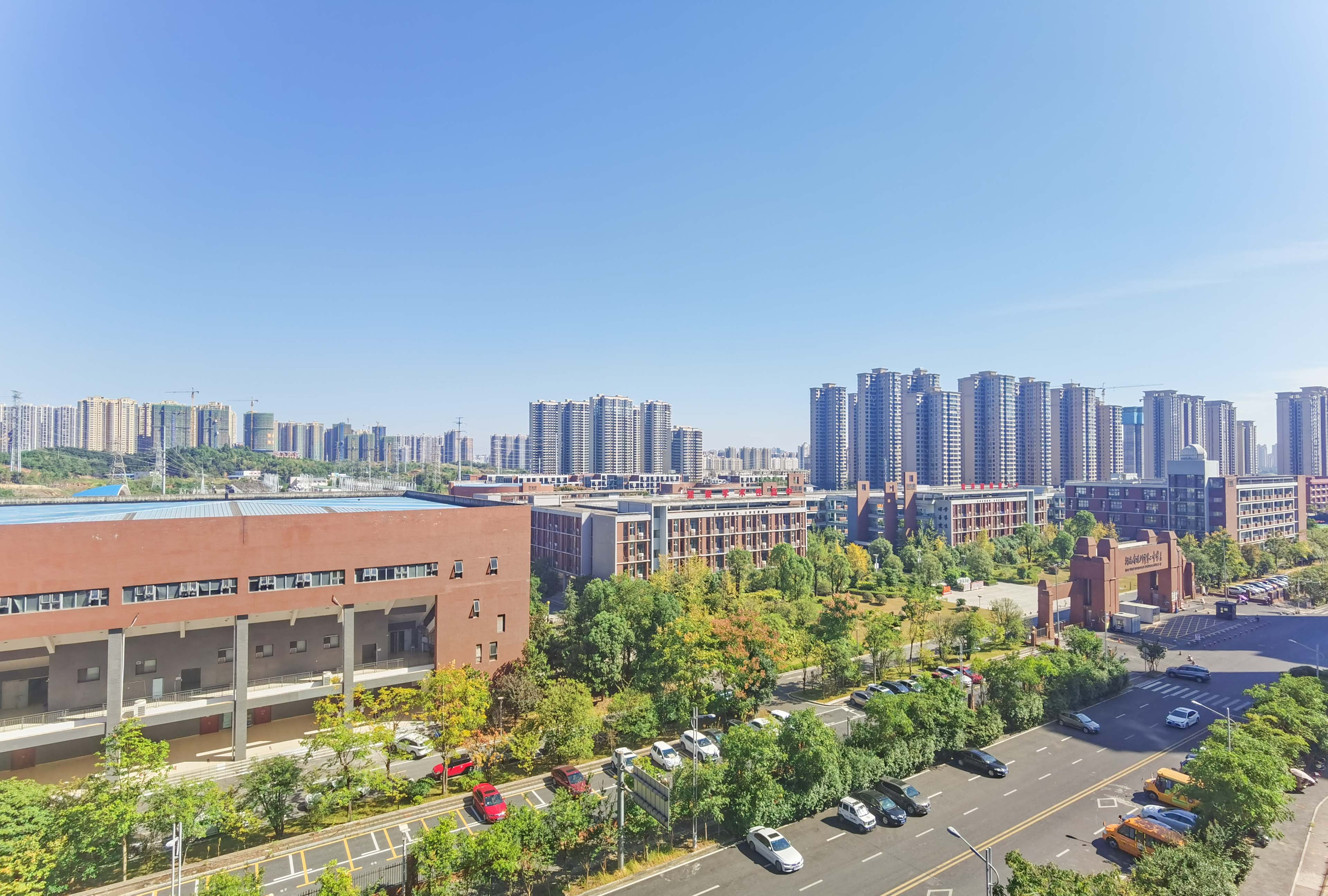 武广国际学苑  4室2厅2卫   93.00万客厅
