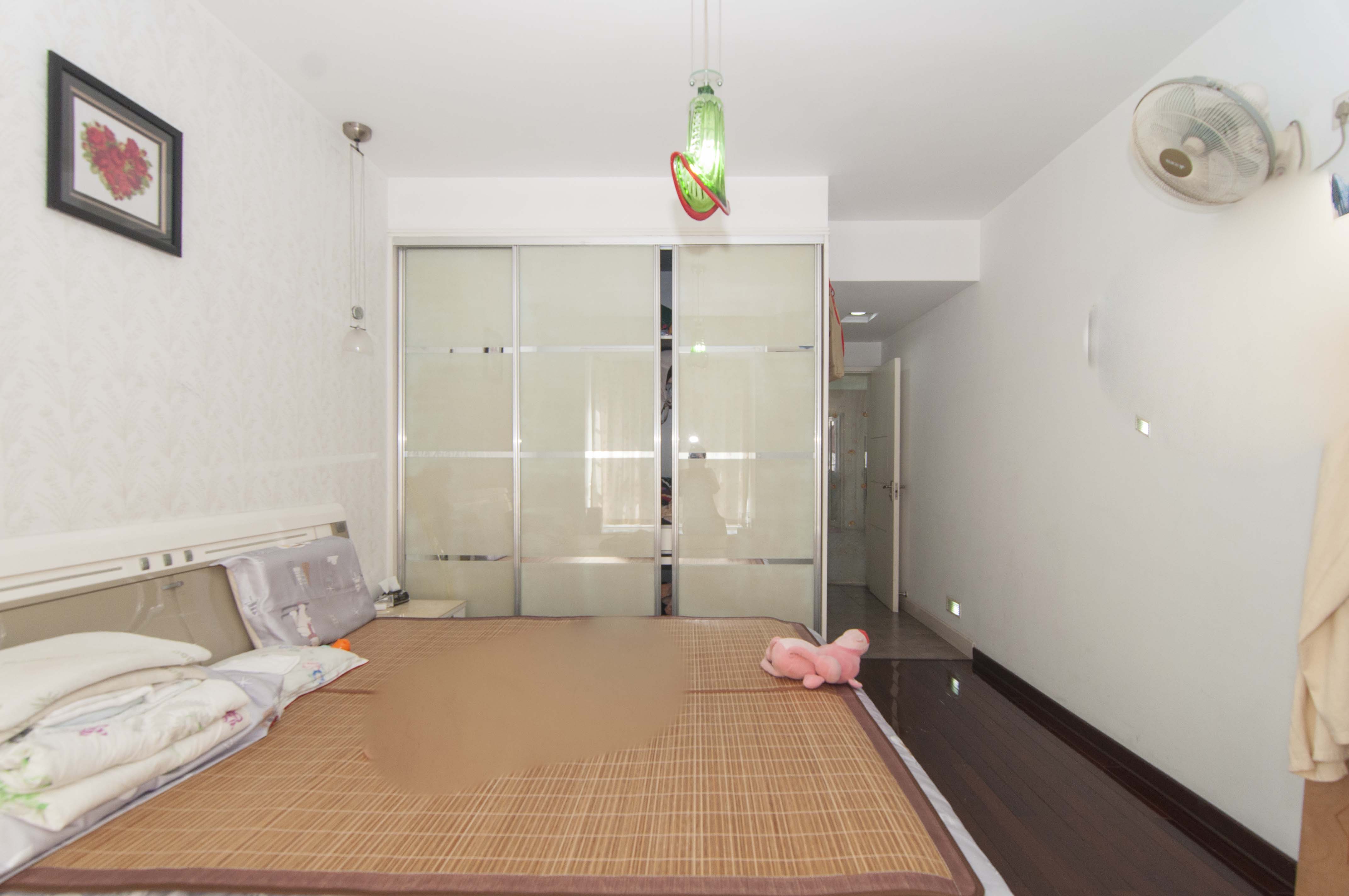 翡翠林居  5室3厅3卫   178.00万卧室