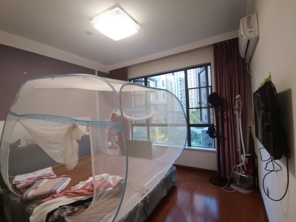 湘银星城  4室2厅2卫    148.0万客厅