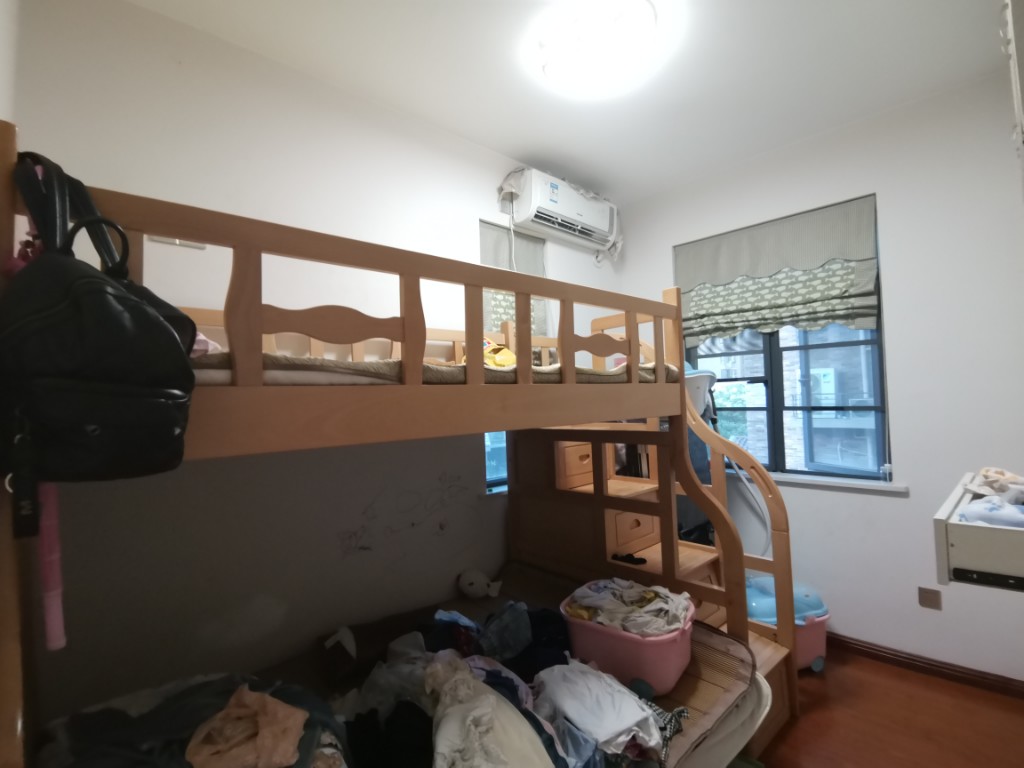 湘银星城  4室2厅2卫    148.0万客厅