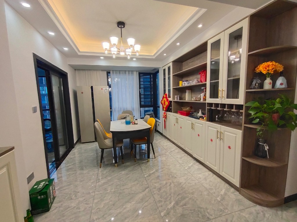 铂金汉宫  3室2厅2卫    99.8万 铂金汉宫  3室2厅2卫    99.8万客厅