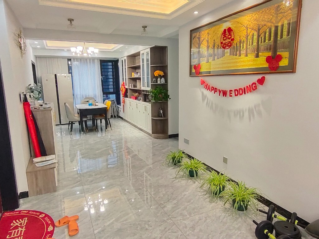 铂金汉宫  3室2厅2卫    99.8万 铂金汉宫  3室2厅2卫    99.8万客厅