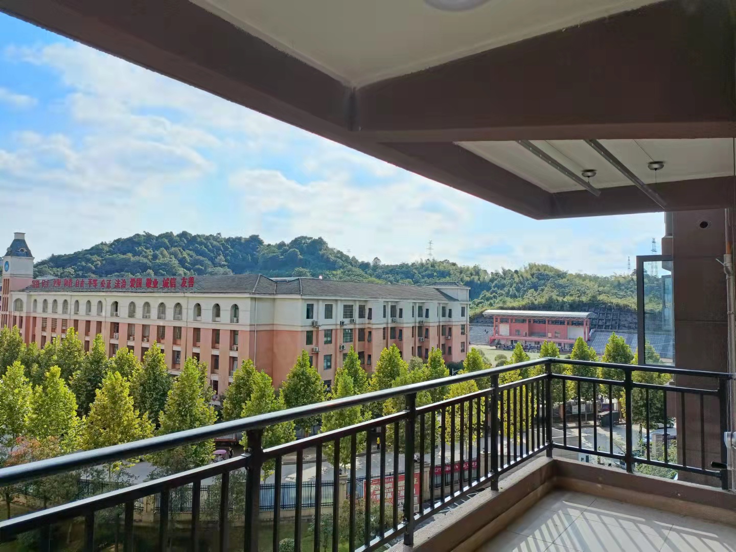 碧桂园梓山府 3室2厅2卫 2500.0元/月 碧桂园梓山府 3室2厅2卫 2500.0元/月室内图