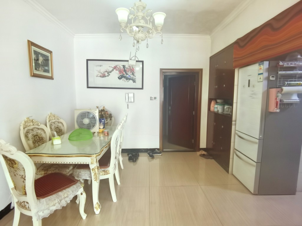 新城首座  3室2厅2卫    92.0万 新城首座  3室2厅2卫    92.0万客厅