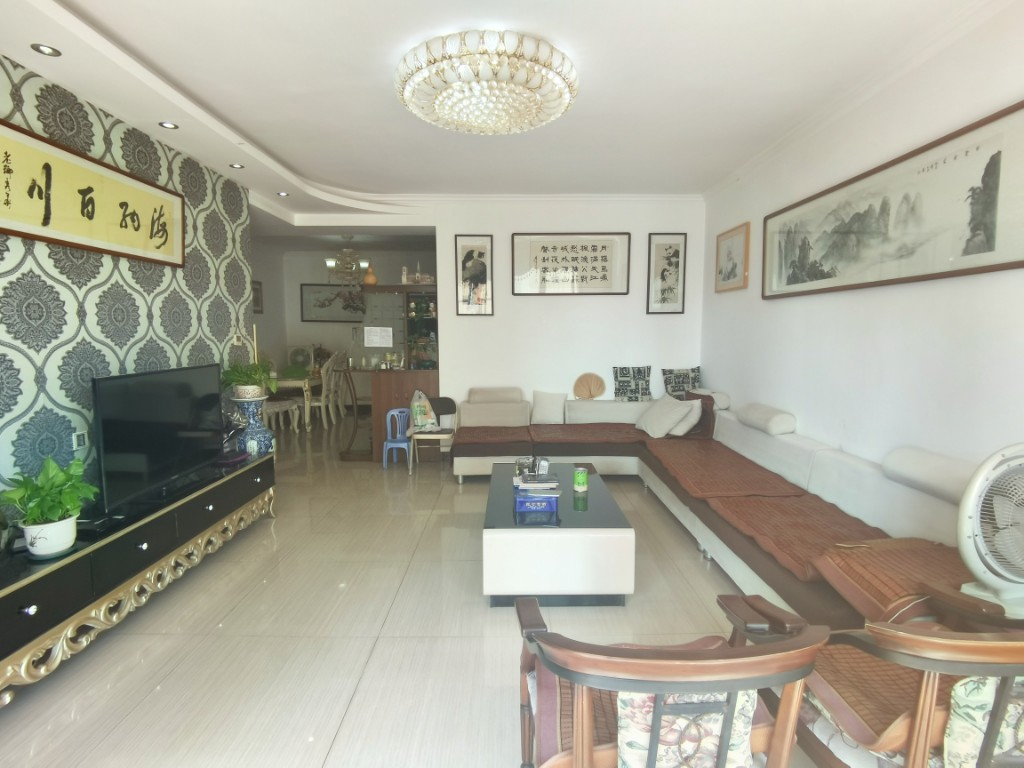 新城首座  3室2厅2卫    92.0万 新城首座  3室2厅2卫    92.0万客厅