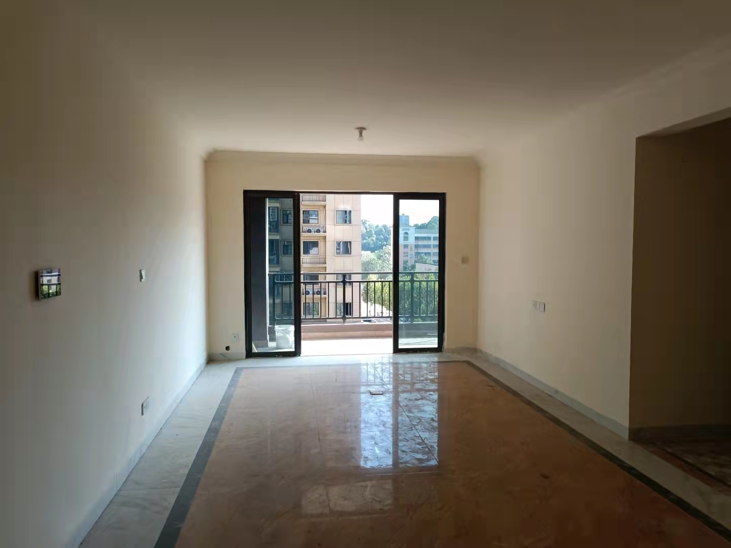 碧桂园梓山府 3室2厅2卫 2500.0元/月 碧桂园梓山府 3室2厅2卫 2500.0元/月室内图