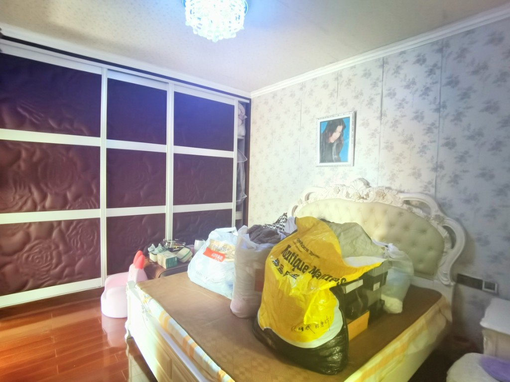 新城首座  3室2厅2卫    92.0万 新城首座  3室2厅2卫    92.0万客厅